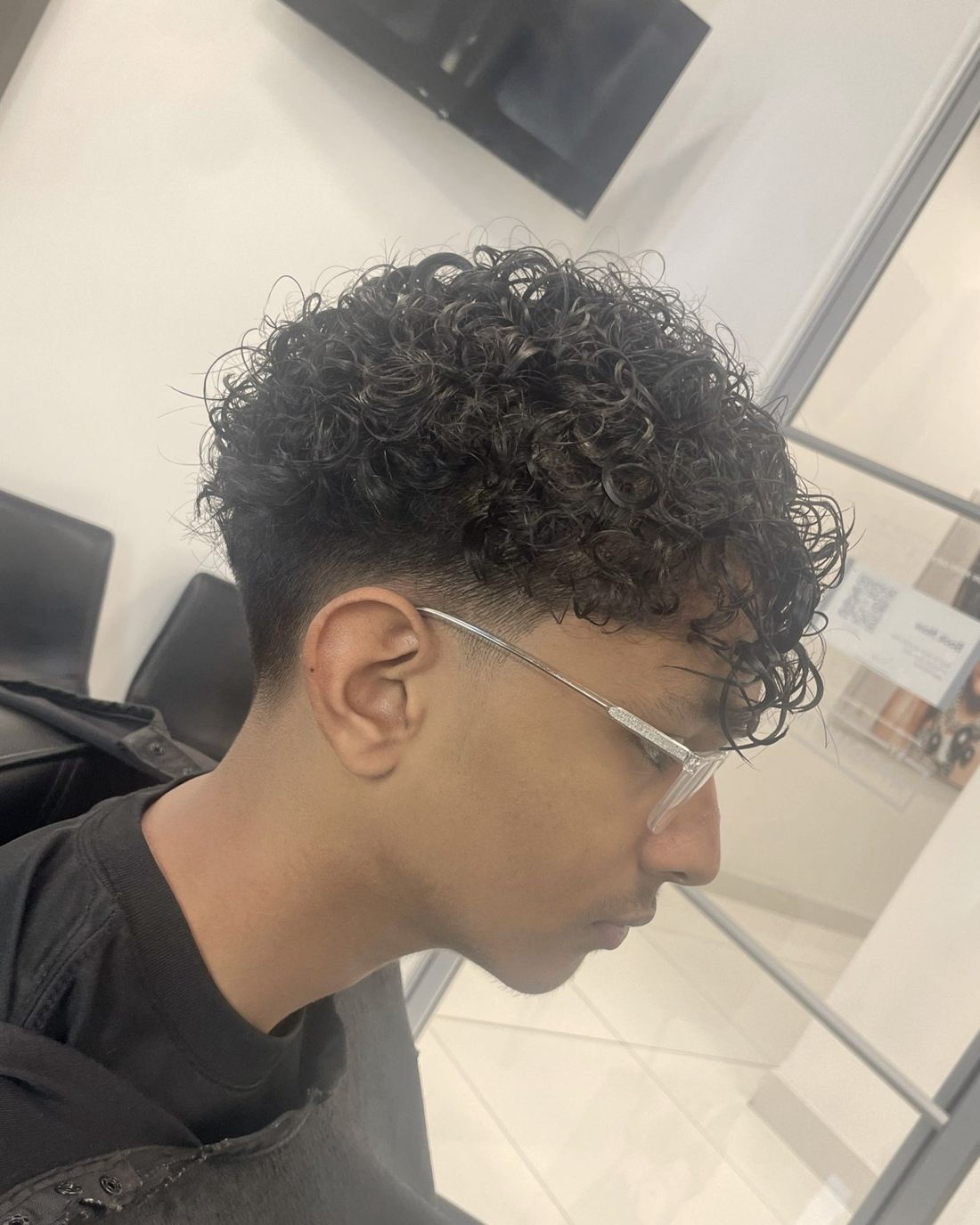 Curly top with a tapered neckline